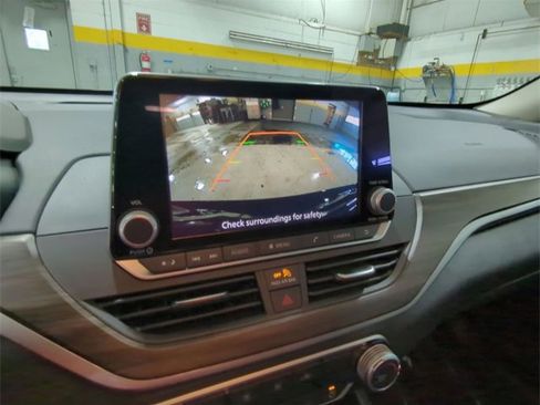 Used 2025 Nissan Altima 2.5 SV image 14