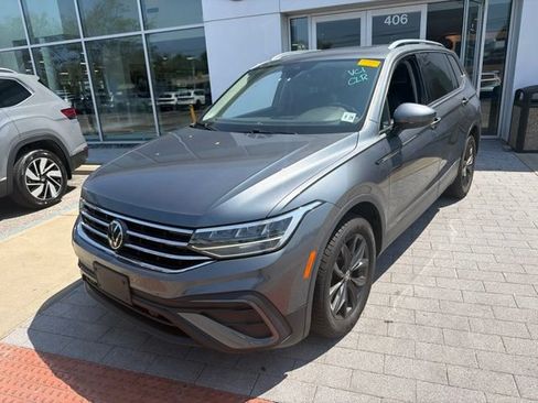 Used 2024 Volkswagen Tiguan SE w/ Panoramic Sunroof Package FWD image 3