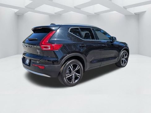 Certified 2025 Volvo XC40 B5 Core AWD/4WD image 5