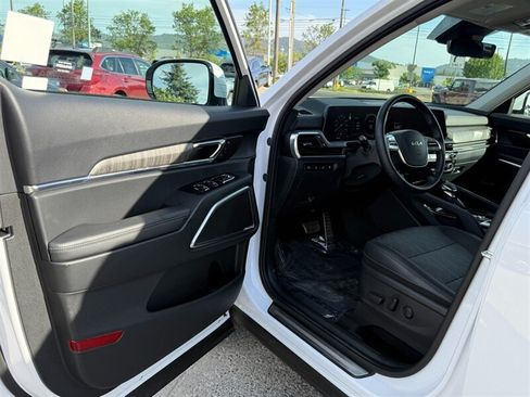 Used 2025 Kia Telluride SX w/ SX Captain's Chair Package FWD image 4