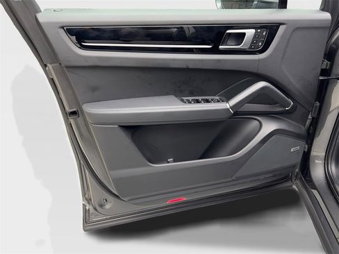 Used 2022 Porsche Cayenne image 30