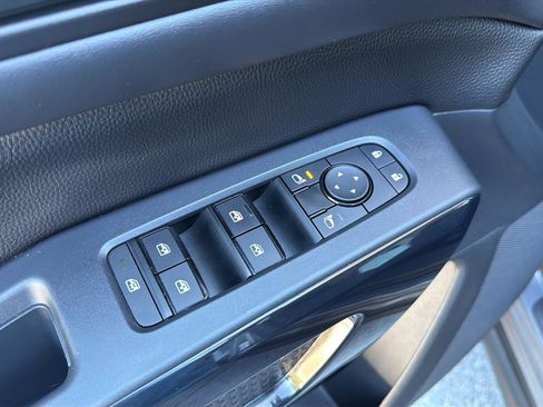 Used 2025 Nissan Pathfinder SV FWD image 33