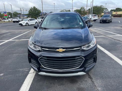 Used 2022 Chevrolet Trax LT w/ LT Convenience Package AWD/4WD image 2