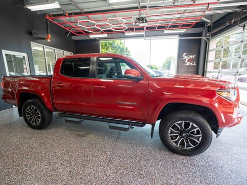 Used 2022 Toyota Tacoma TRD Sport AWD/4WD image 5