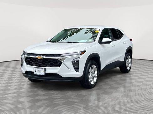 Used 2024 Chevrolet Trax LS w/ LS Convenience Package FWD image 3
