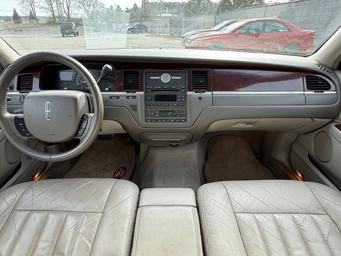 Used 2005 Lincoln Town Car Signature image 3