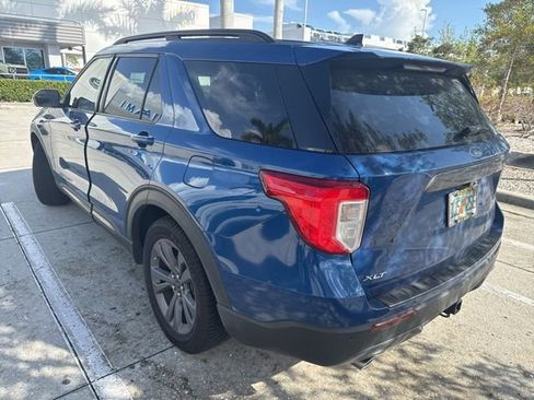 Used 2022 Ford Explorer XLT w/ Equipment Group 202A image 3