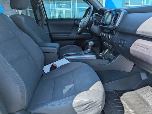 Used 2017 Toyota Tacoma TRD Off-Road AWD/4WD image 40