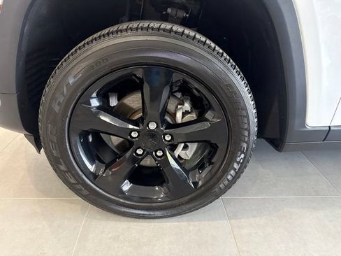 Used 2023 Jeep Grand Cherokee Altitude AWD/4WD image 15