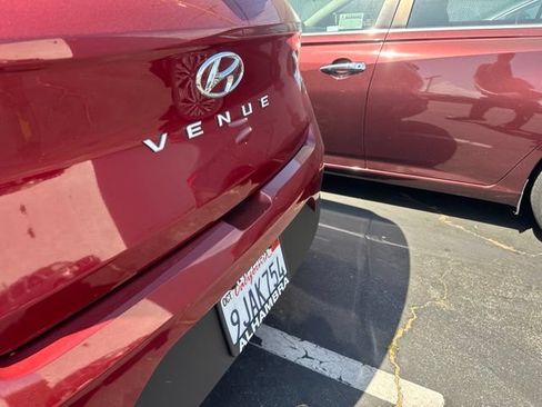 Used 2024 Hyundai Venue SE FWD image 4