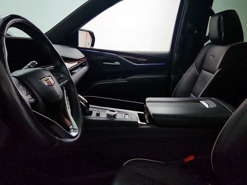 Certified 2024 Cadillac Escalade Premium Luxury AWD/4WD image 17