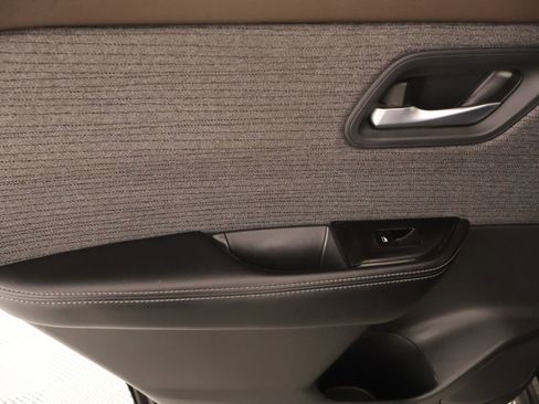 Used 2023 Nissan Rogue SV image 15