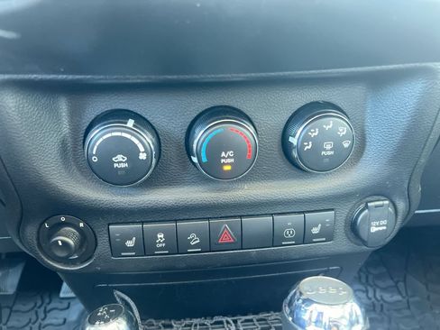 Used 2014 Jeep Wrangler Unlimited Sahara w/ Connectivity Group AWD/4WD image 17