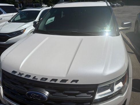 Used 2018 Ford Explorer XLT w/ Equipment Group 202A AWD/4WD image 3