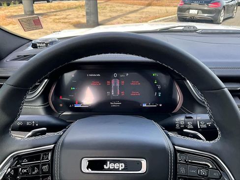 Used 2022 Jeep Grand Cherokee Overland AWD/4WD image 18
