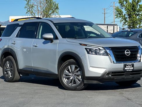 Used 2025 Nissan Pathfinder SV AWD/4WD image 2