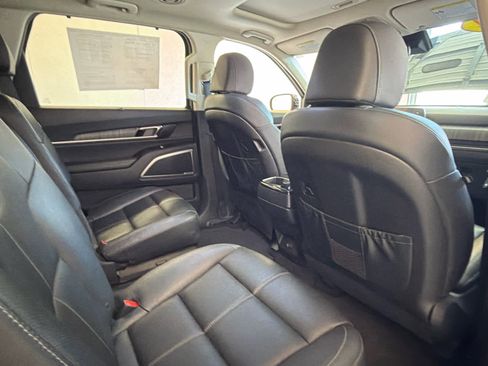 Used 2024 Kia Telluride EX w/ EX Captain's Chair Package FWD image 32