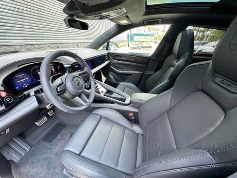 Used 2026 Porsche Macan Turbo Electric AWD/4WD image 4