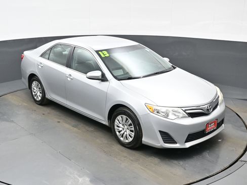 Used 2013 Toyota Camry LE image 35