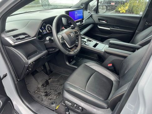 Used 2025 Toyota Sienna XLE Woodland Edition image 11