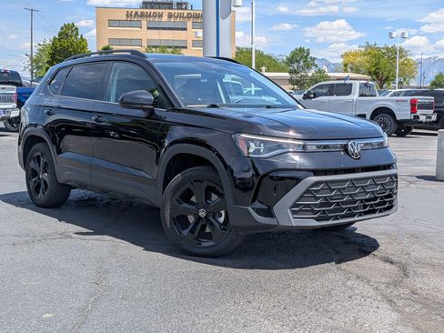 Used 2025 Volkswagen Taos SE AWD/4WD image 1
