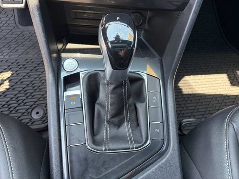 Certified 2022 Volkswagen Tiguan SE R-Line FWD image 19