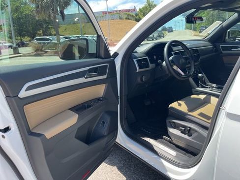 Used 2023 Volkswagen Atlas Cross Sport SE w/ Panoramic Sunroof Package FWD image 4