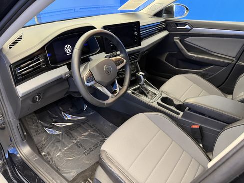 Used 2025 Volkswagen Jetta SE w/ Sunroof Package FWD image 11