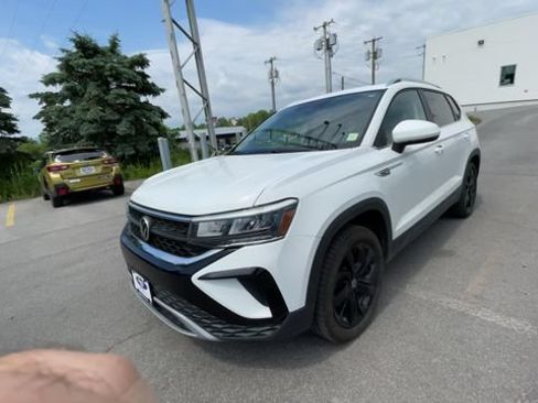 Used 2022 Volkswagen Taos SE w/ Panoramic Sunroof Package AWD/4WD image 5