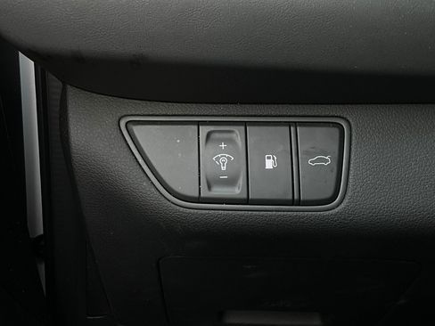 Used 2025 Genesis G70 2.5T image 22