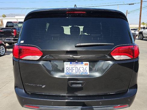 Used 2018 Chrysler Pacifica Touring-L w/ Advanced Safetytec Group FWD image 3