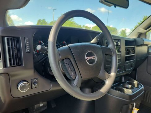 Used 2025 GMC Savana 3500 LT w/ LT Preferred Equipment Group RWD image 17