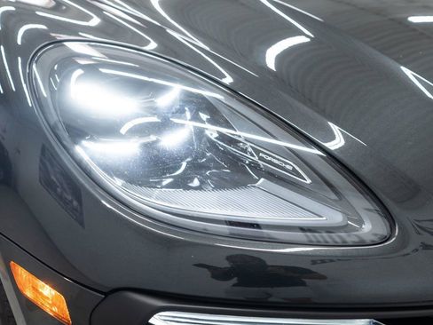 Used 2023 Porsche Macan Turbo image 40