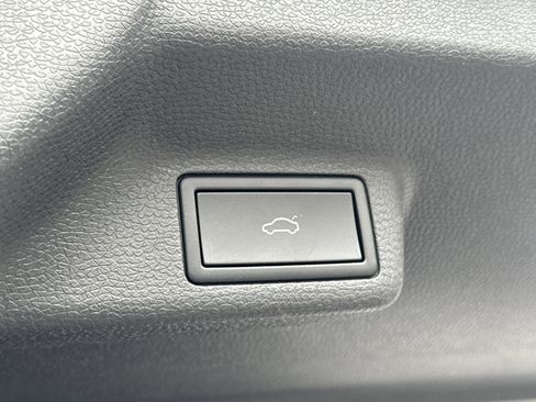 Used 2025 Volkswagen ID. Buzz 1st Edition image 39