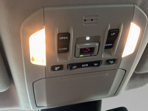 Used 2023 Toyota Highlander XLE FWD image 21