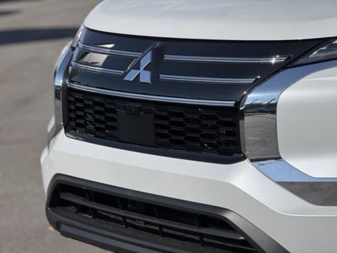 New 2025 Mitsubishi Outlander ES image 6