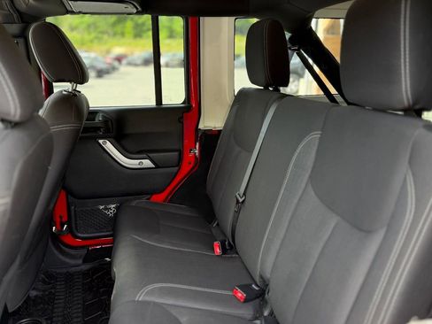 Used 2018 Jeep Wrangler Unlimited Sahara AWD/4WD image 5