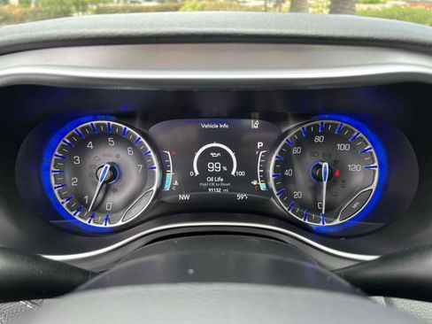 Used 2019 Chrysler Pacifica Limited w/ Advanced Safetytec Group FWD image 8