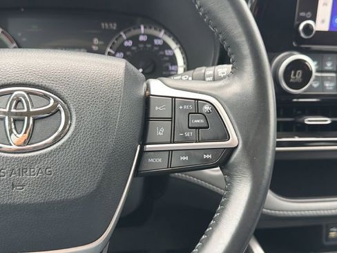 Used 2024 Toyota Highlander LE AWD/4WD image 27