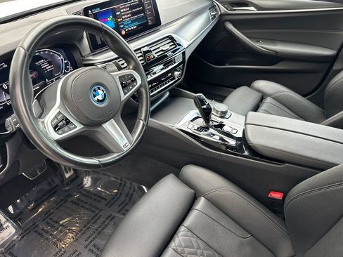 Used 2023 BMW 530e w/ M Sport Package image 9