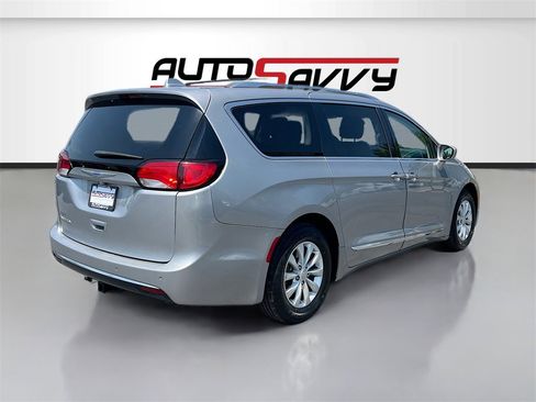 Used 2018 Chrysler Pacifica Touring-L image 7