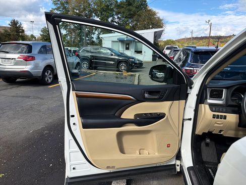 Used 2019 Toyota Highlander Limited image 18
