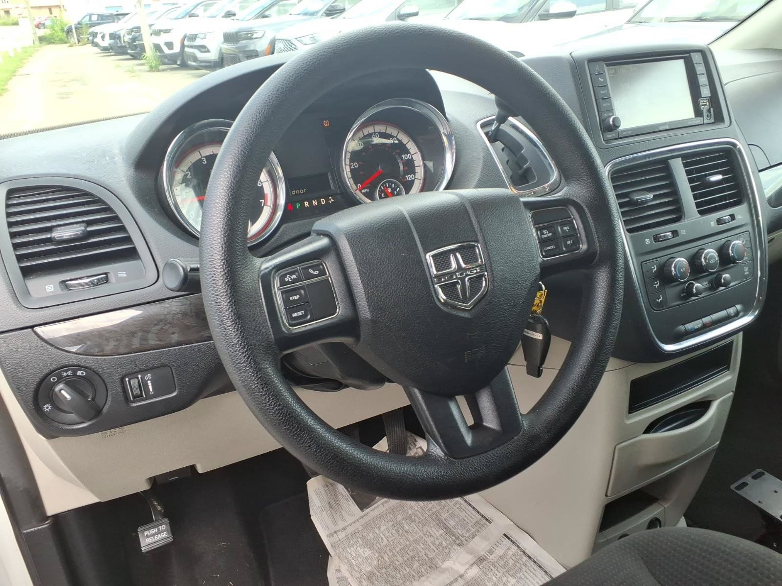 Used 2018 Dodge Grand Caravan SE w/ UConnect Hands-Free Group FWD image 5