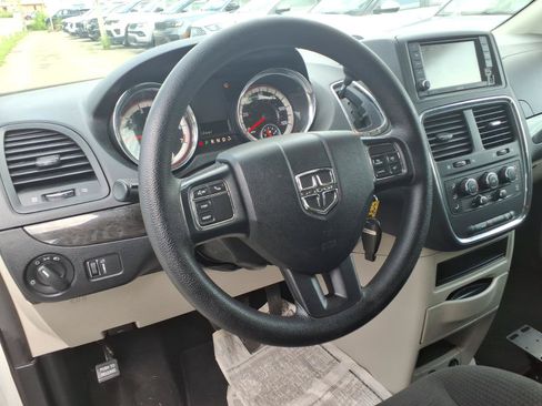 Used 2018 Dodge Grand Caravan SE w/ UConnect Hands-Free Group FWD image 5
