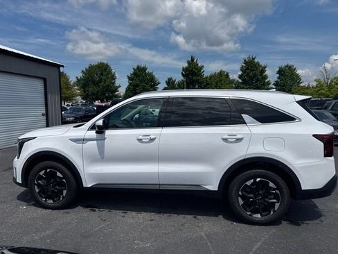 Certified 2024 Kia Sorento S AWD/4WD image 2