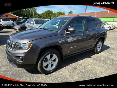 Used 2017 Jeep Compass Latitude AWD/4WD image 2
