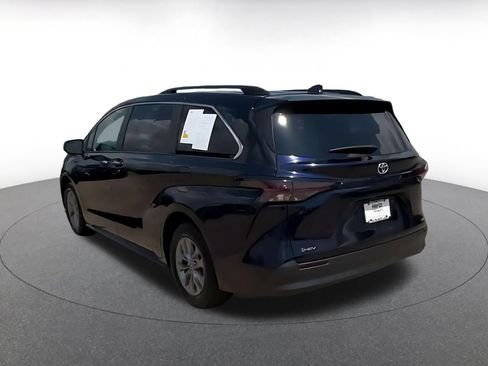 Used 2025 Toyota Sienna XLE FWD image 10