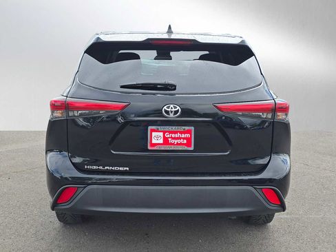Used 2022 Toyota Highlander L FWD image 5