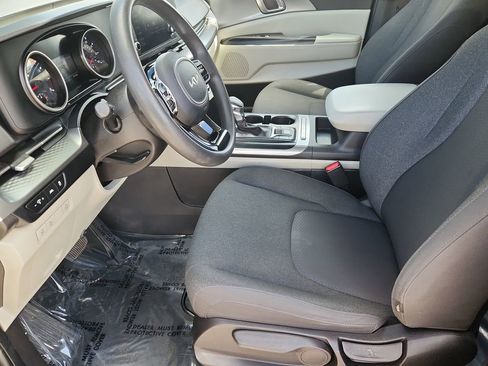 Used 2024 Kia Carnival LX FWD image 7