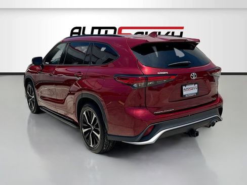 Used 2022 Toyota Highlander XSE FWD image 5